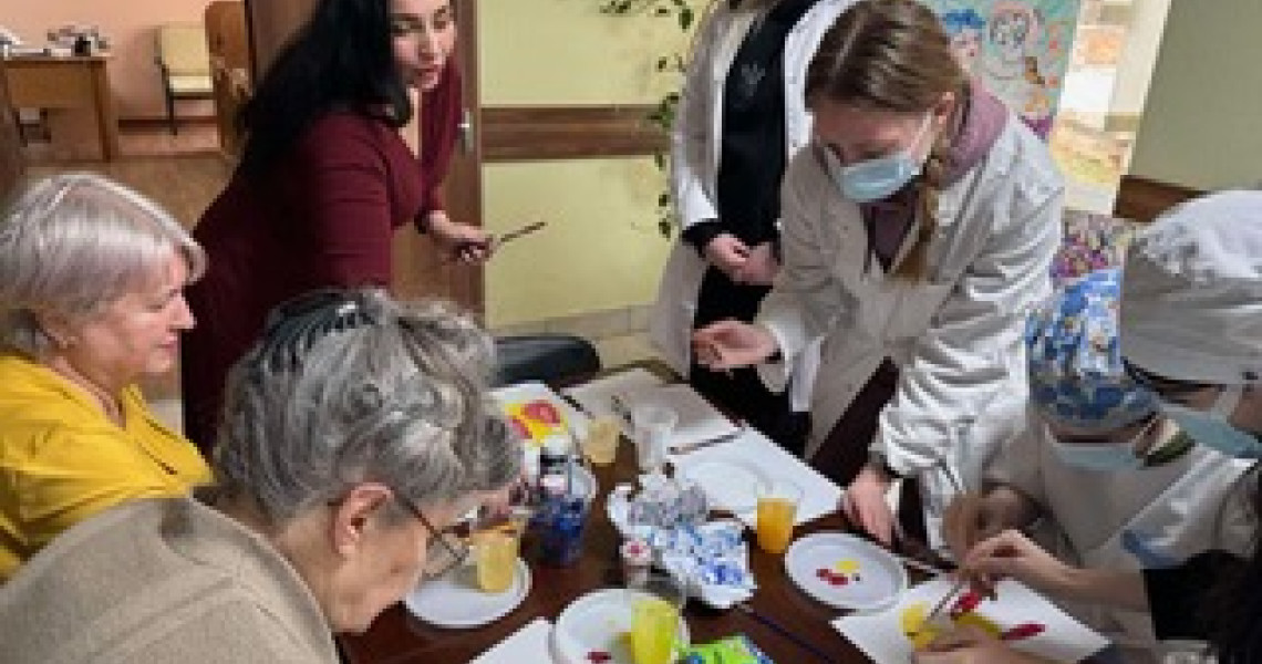 Мистецтво об'єднує його поціновувачів різних за віком / Art Unites Its Admirers of Different Ages