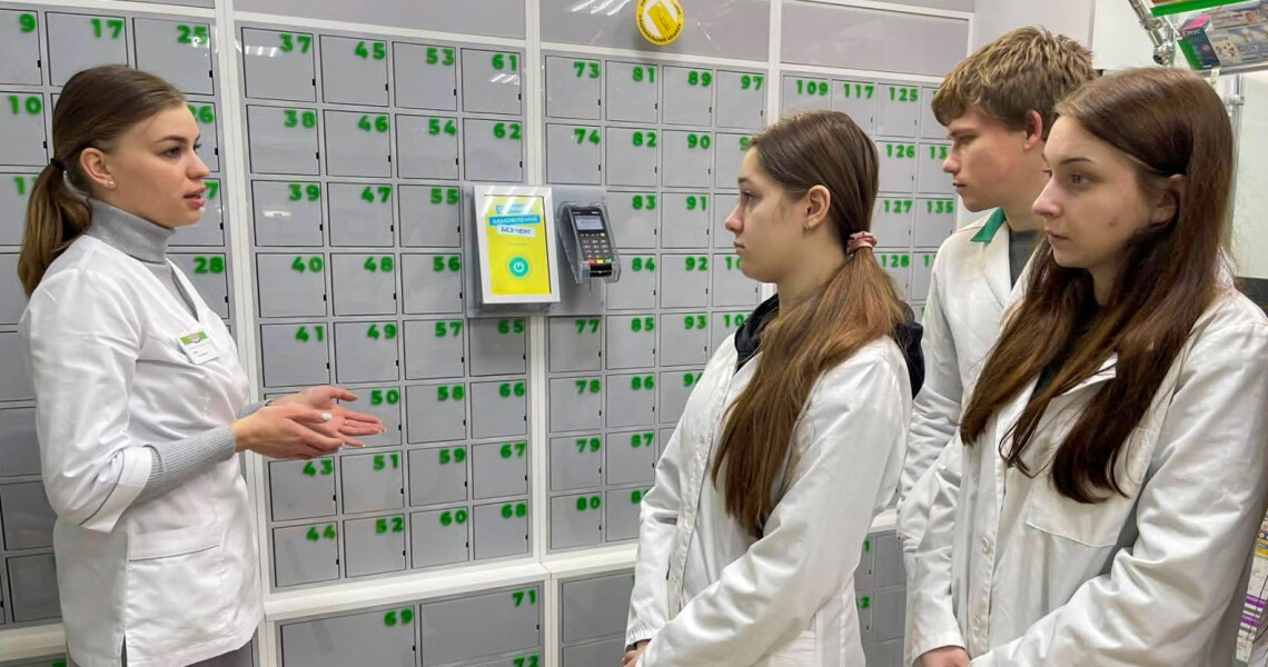 Магістри фармації знайомляться з роботизованими аптеками: досвід на базі АНЦ / Pharmacy Master’s Students Explore Robotic Pharmacies: Experience at ANC