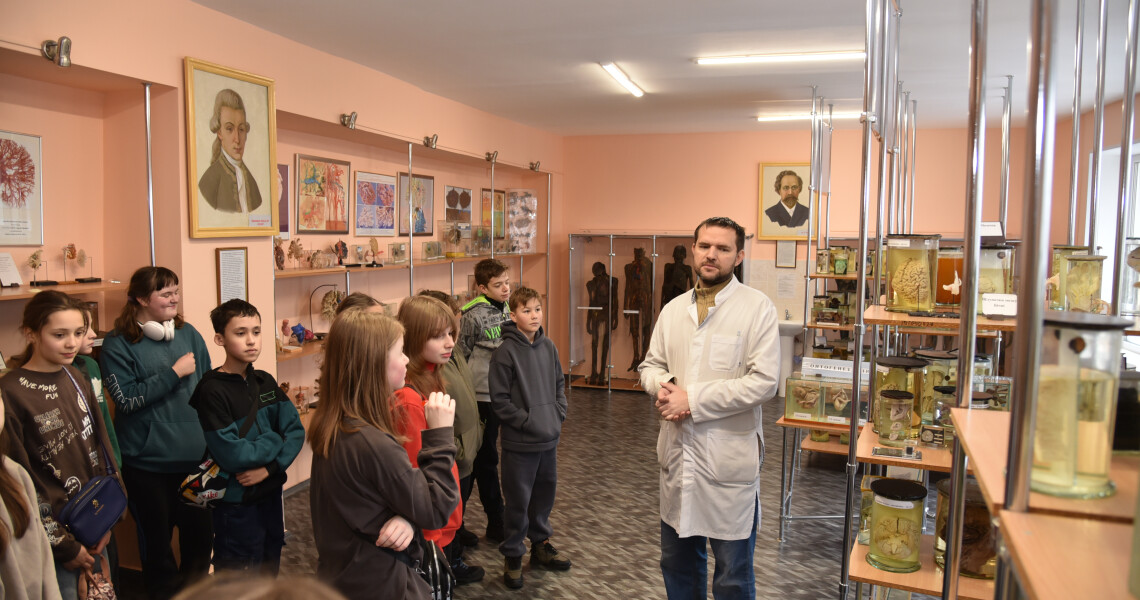 Вихованці ліцею №6 знайомилися з історією та навчанням у ПДМУ: від музею університету до медичних експонатів