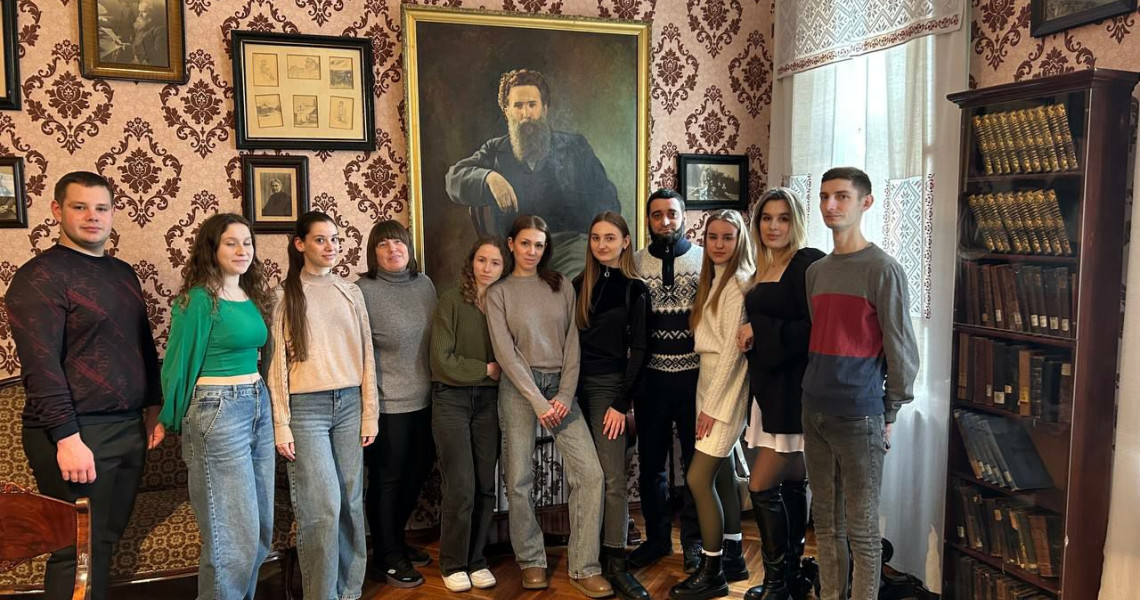 Студенти-медики відзначають День музейного селфі / Medical students celebrate Museum Selfie Day