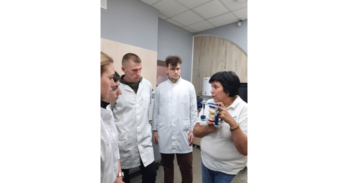 Лікарі-інтерни вивчають нове обладнання / Interns learn how to work on new equipment