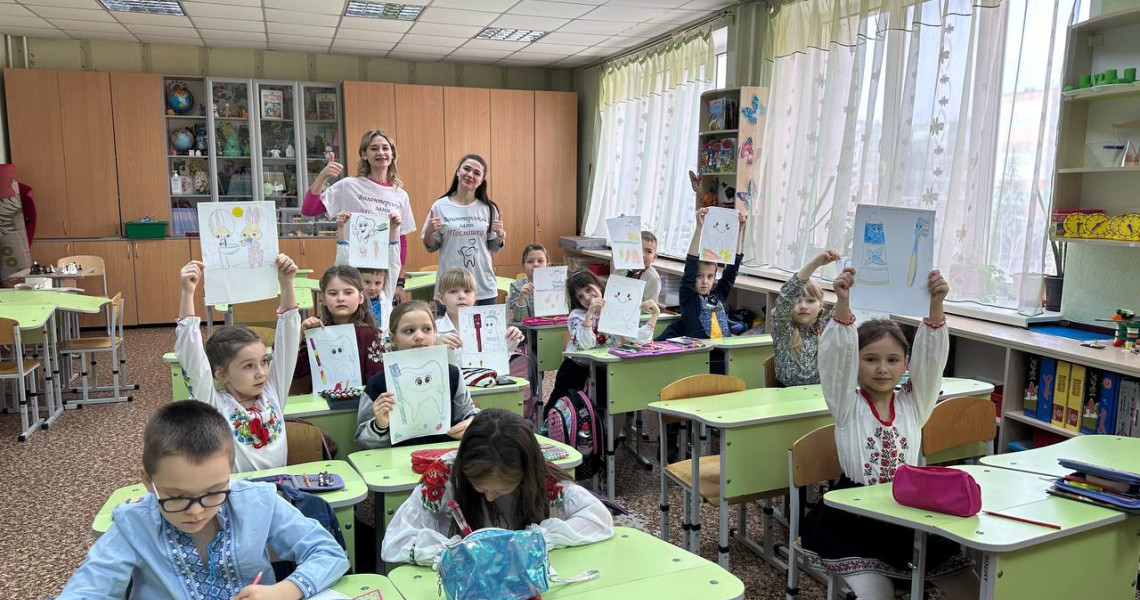 Студенти-волонтери «Посмішки» побували у школі / Students-volunteers from "Posmishka (Smile)" visited the school