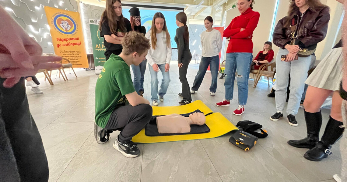 Знання, що рятують життя: волонтери «Almino» СП ПДМУ провели тренінг із домедичної допомоги для школярів