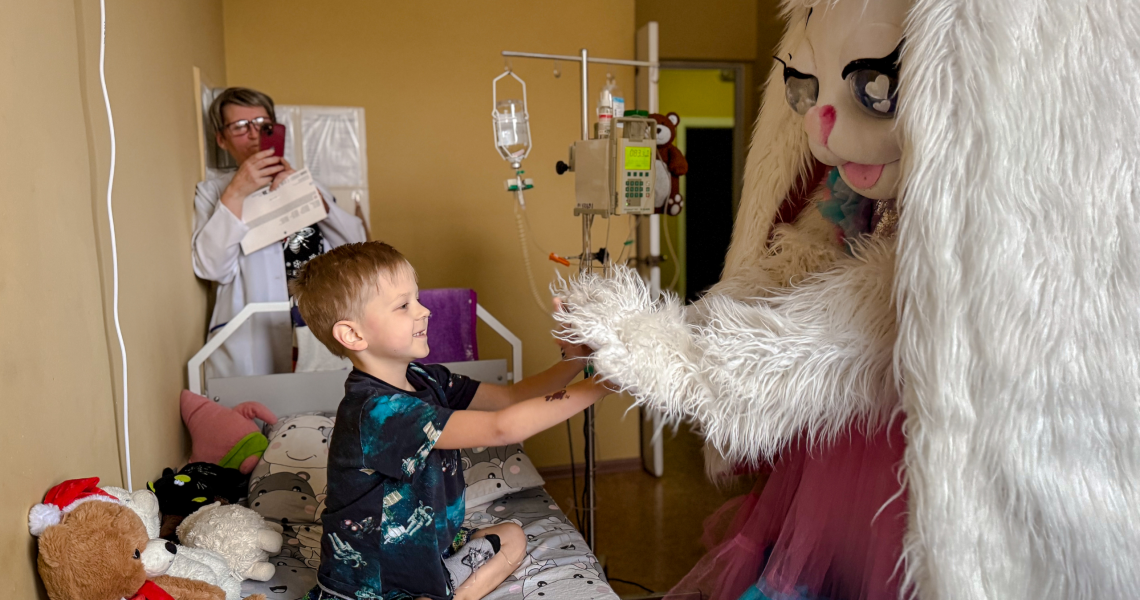 Волонтери загону «Єдність» ПДМУ створили свято для маленьких пацієнтів онко-відділення / PSMU “Yednist” Volunteers Brighten the Day of Young Oncology Patients