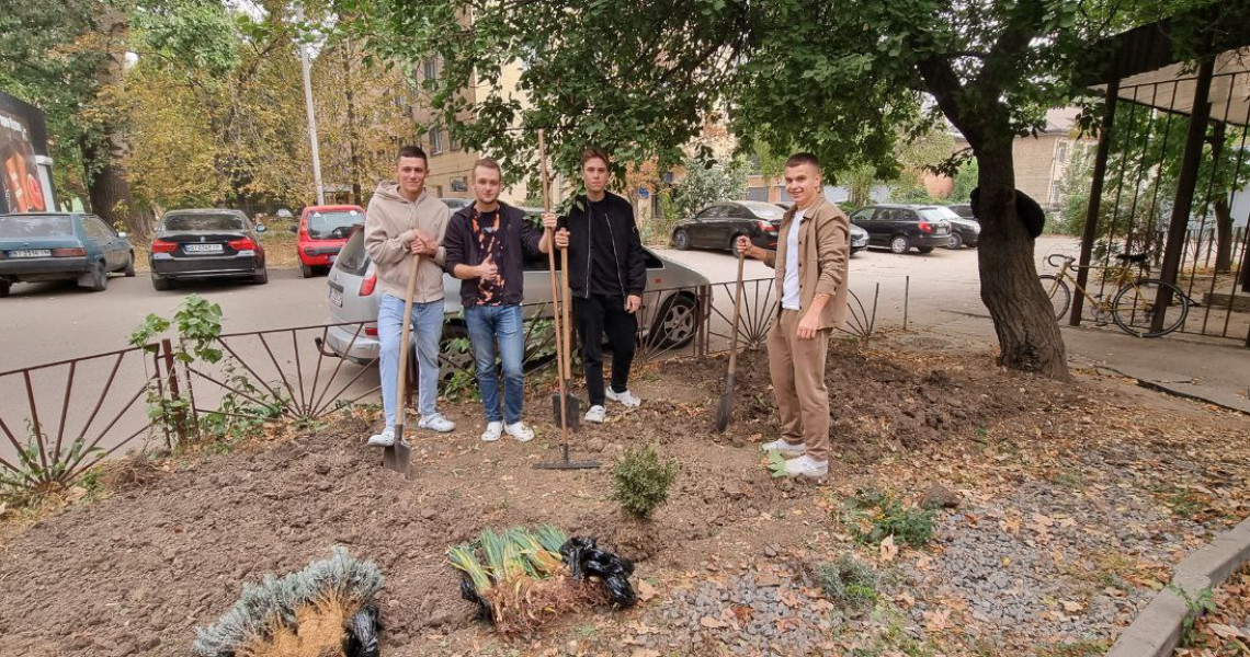 Зробимо довкілля зеленим: студенти висадили саджанці