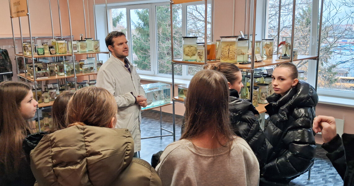 Подорож у світ людського тіла: ліцеїсти відвідали анатомічний музей ПДМУ / Journey into the World of the Human Body: Lyceum Students Visited the PSMU Anatomical Museum