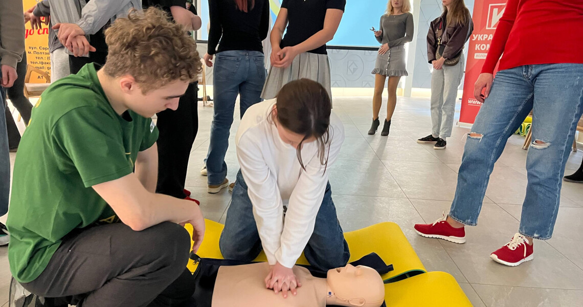 Знання, що рятують життя: волонтери «Almino» СП ПДМУ провели тренінг із домедичної допомоги для школярів
