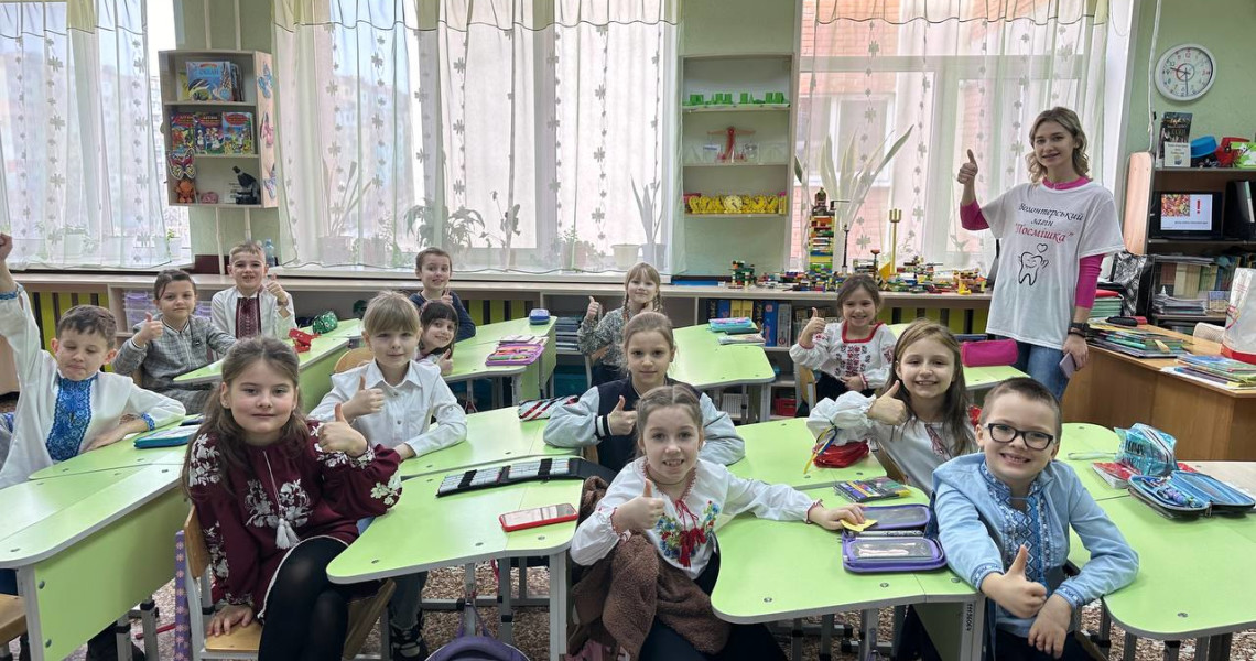 Студенти-волонтери «Посмішки» побували у школі / Students-volunteers from "Posmishka (Smile)" visited the school