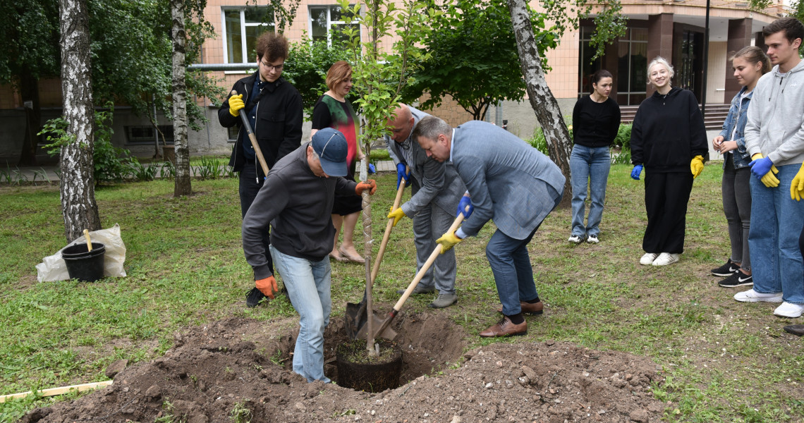 Ювілейний столітній випуск лікарів-стоматологів висадив на згадку про себе у ПДМУ сьогодні магнолії