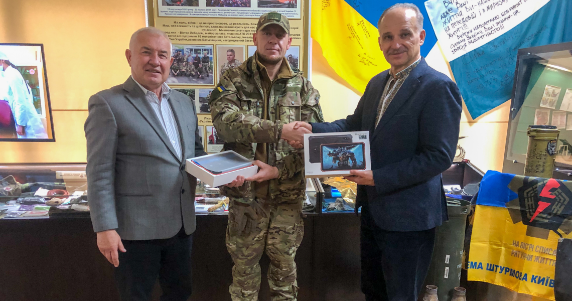 Планшет для Захисника України від випускників ПМСІ / Tablet for Defender of Ukraine from PMSI Alumni