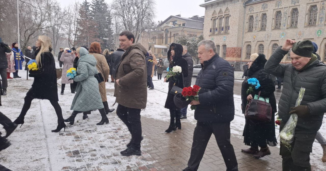 Разом навіки: квіти до підніжжя пам`ятника великому оспівачу Свободи Єдності України Тарасу Шевченку