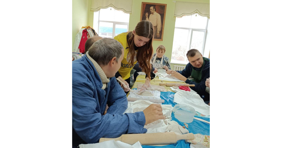 Допомагати ближньому – це так приємно / Assisting those in need brings such joy!