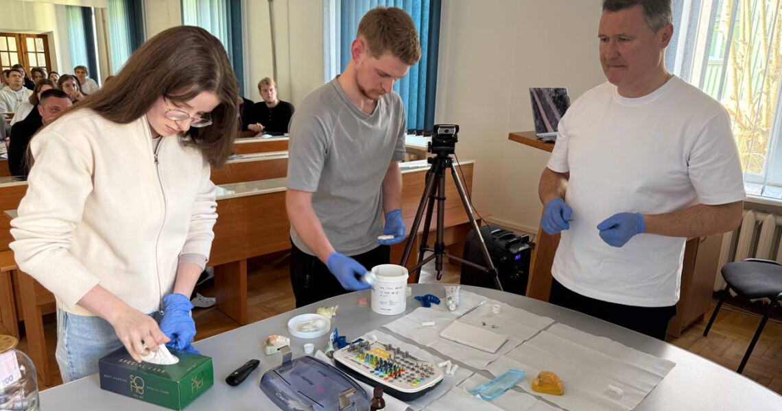ПДМУ представив гостьову лекцію та майстер-клас з дентальної імплантації у Тернопільському медичному університеті