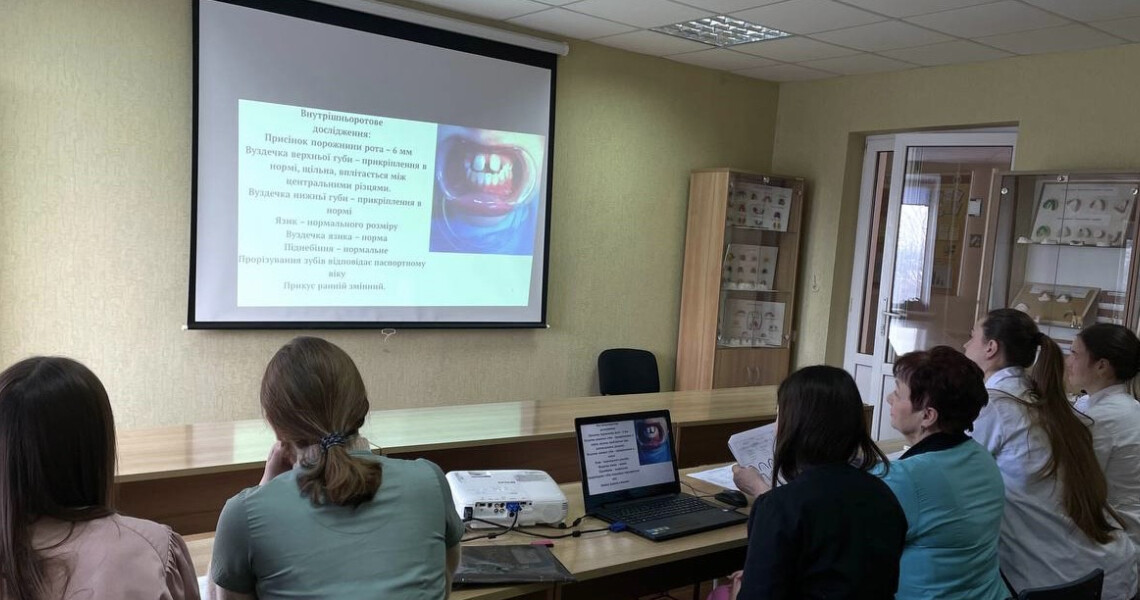 Слухачі післядипломної освіти з ортодонтії поглиблюють знання: відкритий прикус у різні вікові періоди