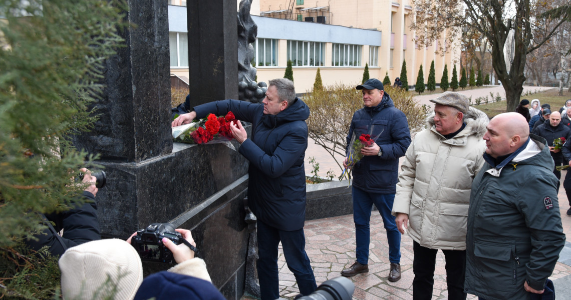 Квіти на знак глибокої шани: викладачі та студенти Університету пам`ятають / Flowers as a Symbol of Deep Respect: University Faculty and Students Remember