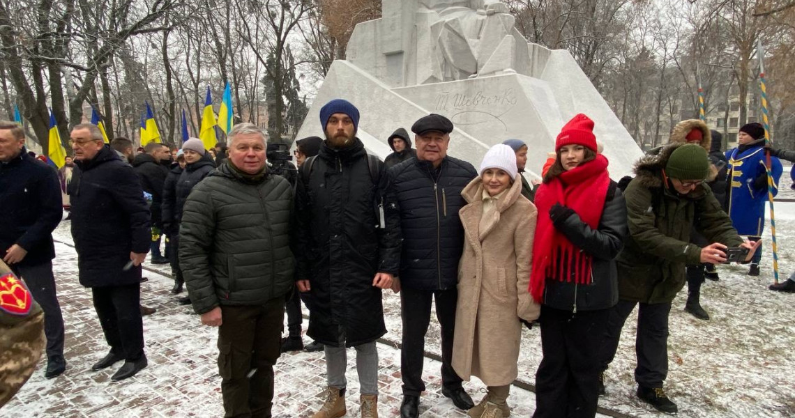 Разом навіки: квіти до підніжжя пам`ятника великому оспівачу Свободи Єдності України Тарасу Шевченку