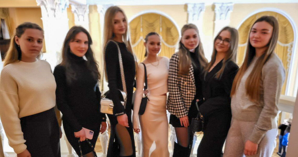 Крок до культурного розвитку: студенти-стоматологи відвідали театр ім. М. В. Гоголя / A Step Toward Cultural Enrichment: Dentistry Students Visit the M. V. Hohol Theater