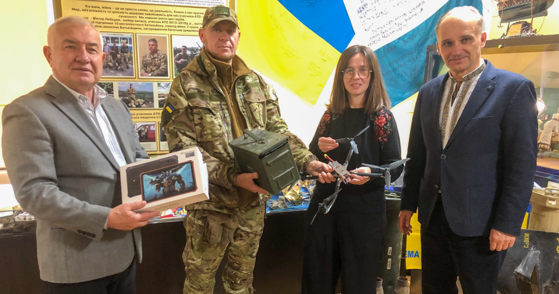 Планшет для Захисника України від випускників ПМСІ / Tablet for Defender of Ukraine from PMSI Alumni