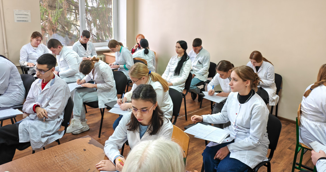 Екзаменаційна напруга не спадає: на зв`язку - третьокурсники / Exam tension continues: third-year students stay focused