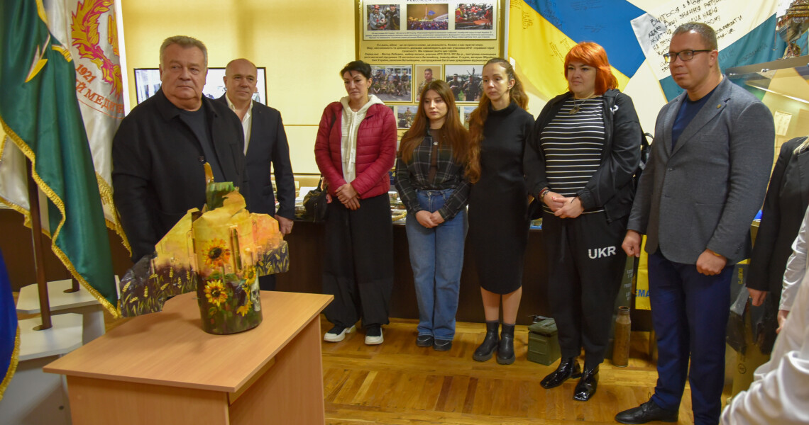 Від уламка до артоб’єкта: музей ПДМУ отримав унікальний Символ незламності / From Fragment to Art: PSMU Museum Receives a Unique Symbol of Resilience