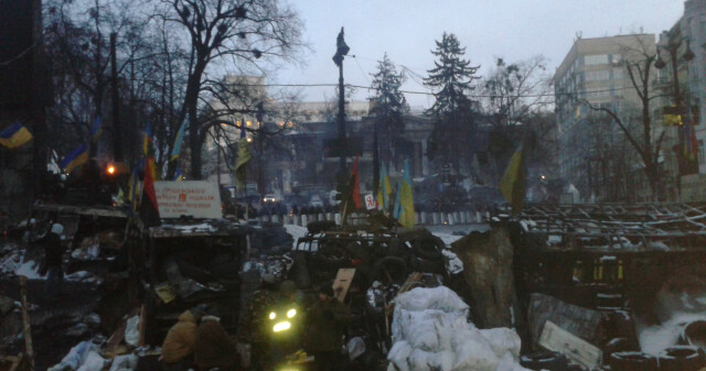 «100 миттєвостей Майдану»: світлини учасників