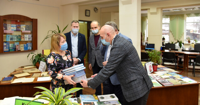 Стартувала святкова Акція "Подаруй бібліотеці Академії книгу"
