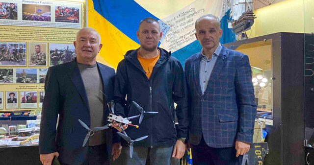 Військові 79-ї бригади ЗСУ передали до музею ПДМУ збитий ворожий дрон / Servicemen of the 79th Brigade of the Armed Forces of Ukraine Donated a Downed Enemy Drone to the PSMU Museum