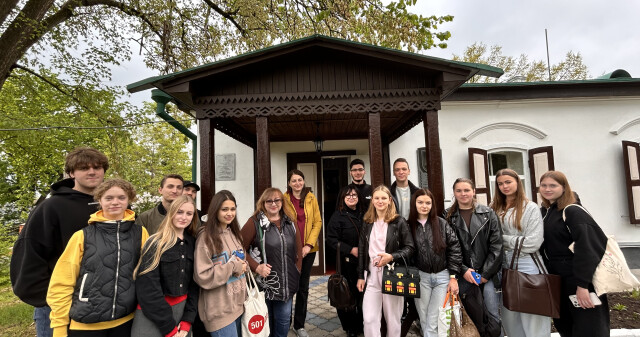 Літературна спадщина, що надихає: студенти ПДМУ відвідали музей Панаса Мирного /  Literary Legacy That Inspires: PSMU Students Visited the Panas Myrny Literary-Memorial Museum