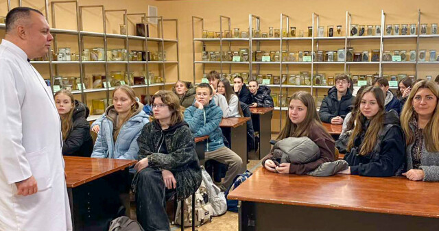 Учні ліцею № 17 «Інтелект» відкривають для себе світ медицини / Students of Lyceum No. 17 “Intellect” Discover the World of Medicine
