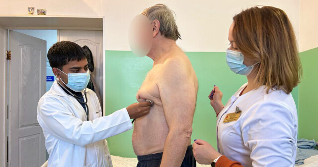 Фото дня: практична робота біля ліжка хворого / Photo of the Day: Practical Training at the Patient’s Bedside