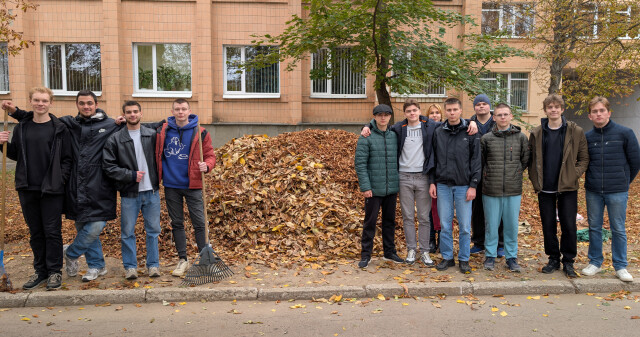 Студенти ПДМУ прибрали університетське подвір’я в межах екоакції / PSMU Students Cleaned the University Courtyard as Part of an Environmental Campaign