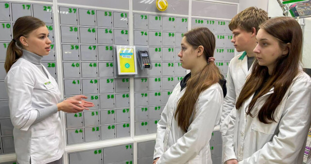 Магістри фармації знайомляться з роботизованими аптеками: досвід на базі АНЦ / Pharmacy Master’s Students Explore Robotic Pharmacies: Experience at ANC