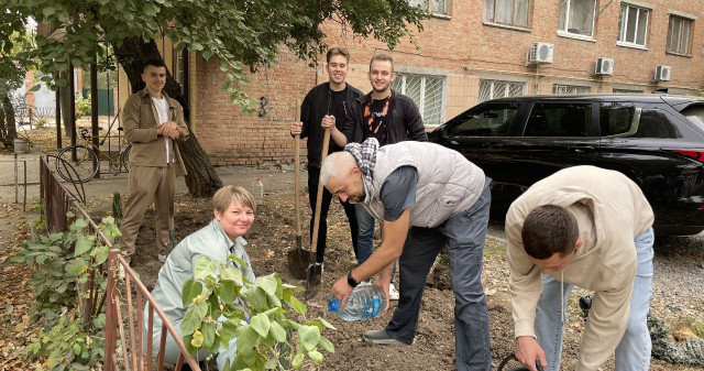 Зробимо довкілля зеленим: студенти висадили саджанці