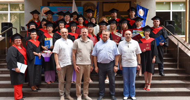 Випускники заочної форми навчання отримали дипломи / Part-time graduates received diplomas