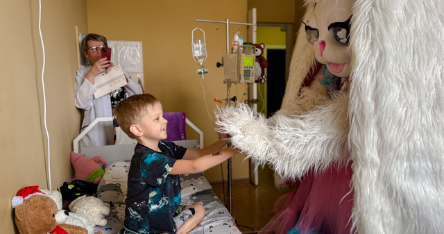 Волонтери загону «Єдність» ПДМУ створили свято для маленьких пацієнтів онко-відділення / PSMU “Yednist” Volunteers Brighten the Day of Young Oncology Patients