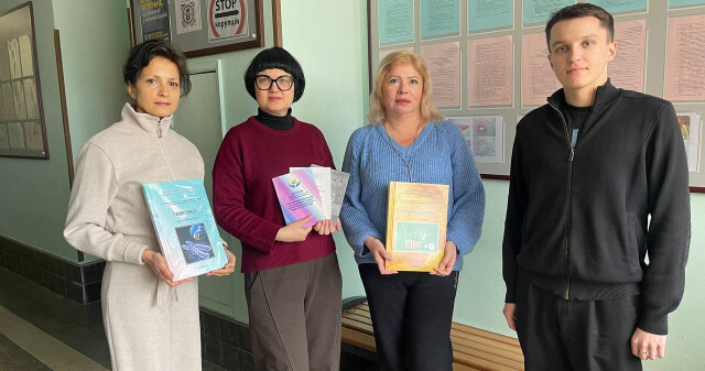 Книги в дарунок: викладачі кафедри біології підтримали проєкт StudLibSpace / Books as a Gift: Department of Biology Faculty Support the StudLibSpace Project