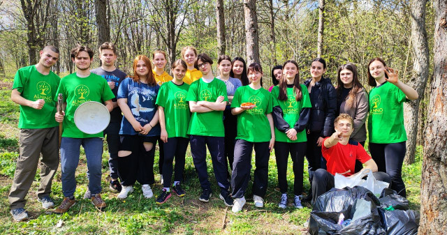 Волонтери "Аlmino" у парку Перемоги розповіли про добрі справи / “Almino” volunteers in Park Peremohy talk about their good deeds