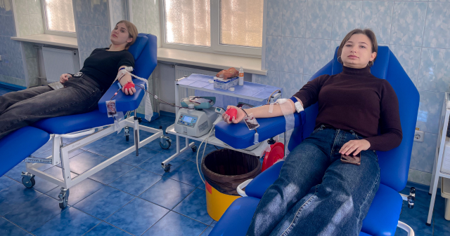 По краплині для життя»: волонтери ВЗ «Єдність» долучилися до донорської акції в ПДМУ