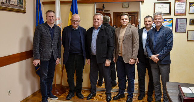 «Найскладніше в медицині — залишатися людиною»: лекція британського нейрохірурга Генрі Марша у ПДМУ